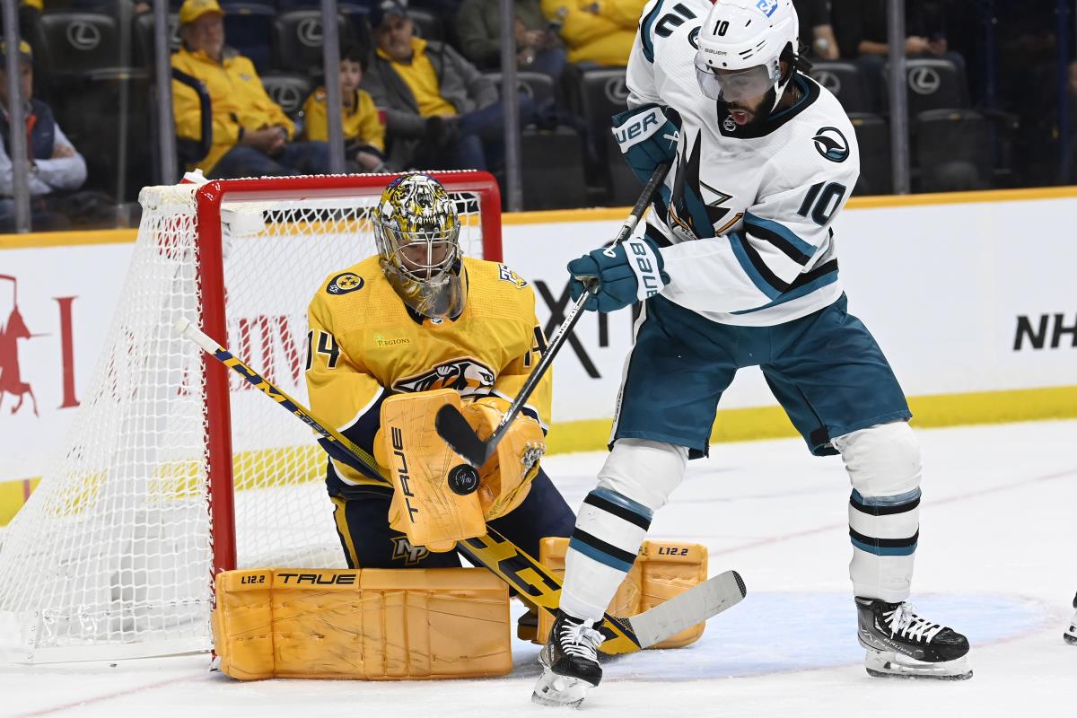 Novak scores twice to lead the Predators over the reeling Sharks, 5-1