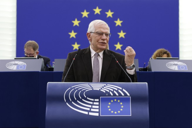 US targets Putin's daughters, Russian banks in new sanctions