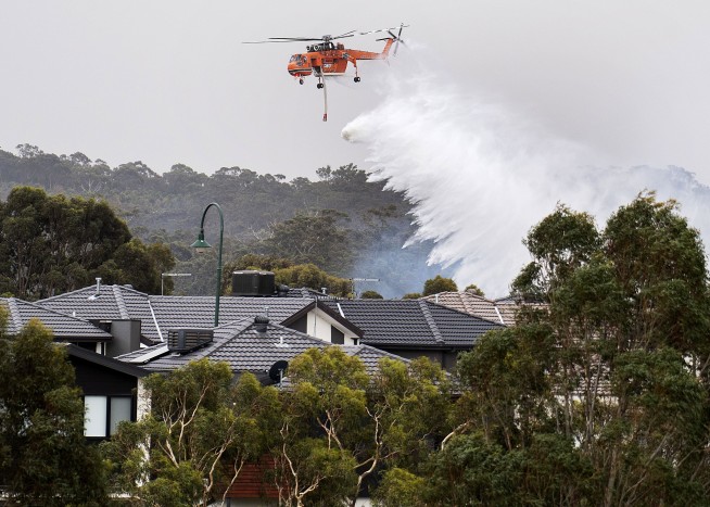 Raging wildfires trap 4,000 at Australian town's waterfront
