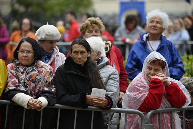 Pope in Hungary meets with Ukrainian refugees, Russian envoy
