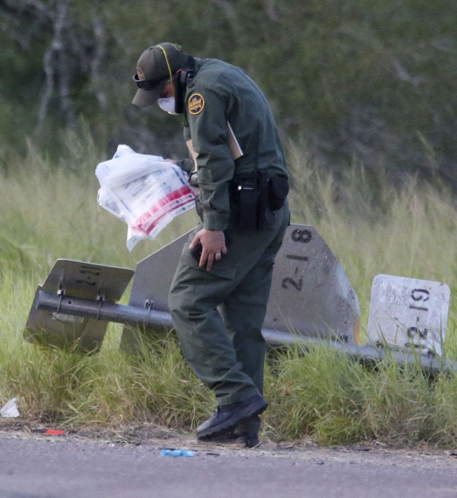 At least 10 dead as van carrying migrants crashes in Texas