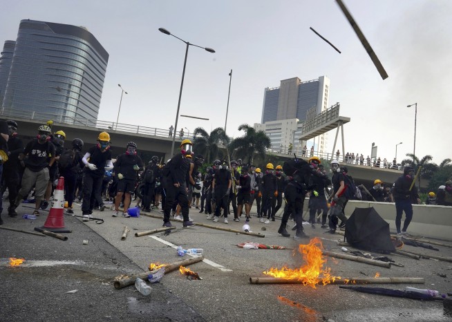 Hong Kong police and protesters clash, ending violence lull
