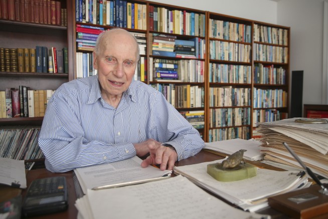 Man earns Ph.D., fulfills dream of being physicist — at 89