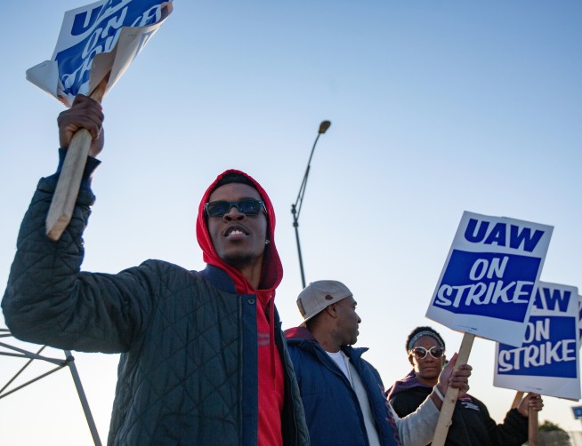 GM workers ratify contract, 40-day strike to end