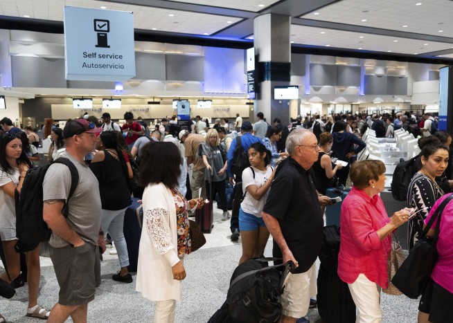 Frontier Airlines pilot arrested at Houston airport, forcing flight's cancellation