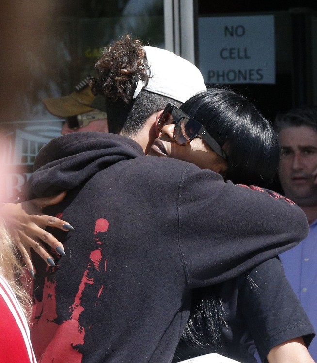 Fans throng Florida stadium, mourn slain rapper XXXTentacion