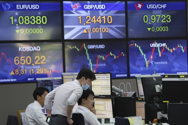 Wall Street dips to week’s first loss despite tech’s efforts