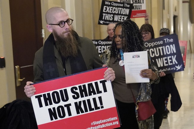 Oklahoma prisons chief: Minister OK'd inside death chamber