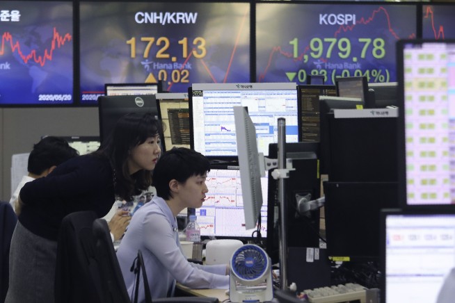 Stocks close higher as investors regain some more confidence