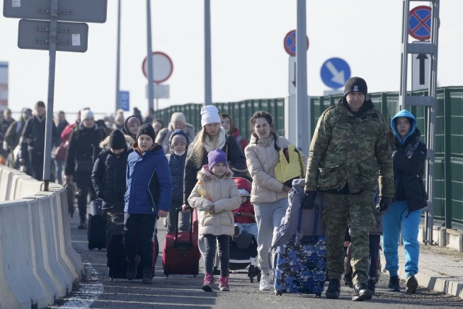 Fleeing to the border: Some 120,000 Ukrainians seek refuge