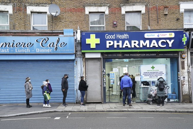 Thousands line up for 'jingle jabs' on Christmas in England