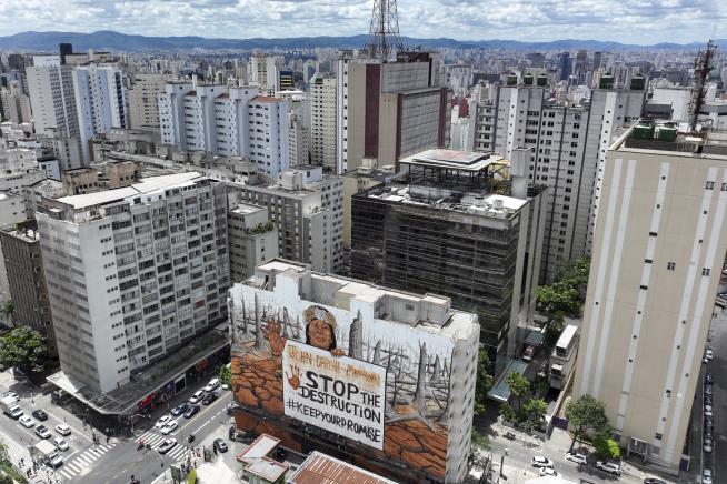 A Brazilian Artist Uses Ash And Mud For A Massive Sao Paulo Mural ...