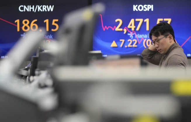 Stock market today: Asian stocks gain after Wall St's latest record. Bank of Japan keeps policy lax