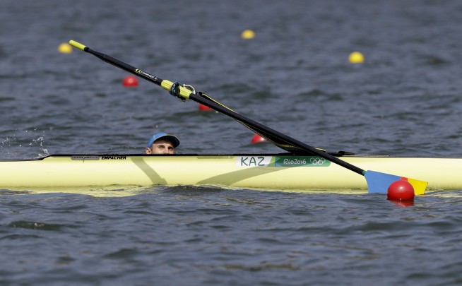 The Latest: Boxer's mid-ring backflip wows Rio crowd