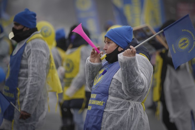 Live updates: 'Music Man' revival on hold as star infected