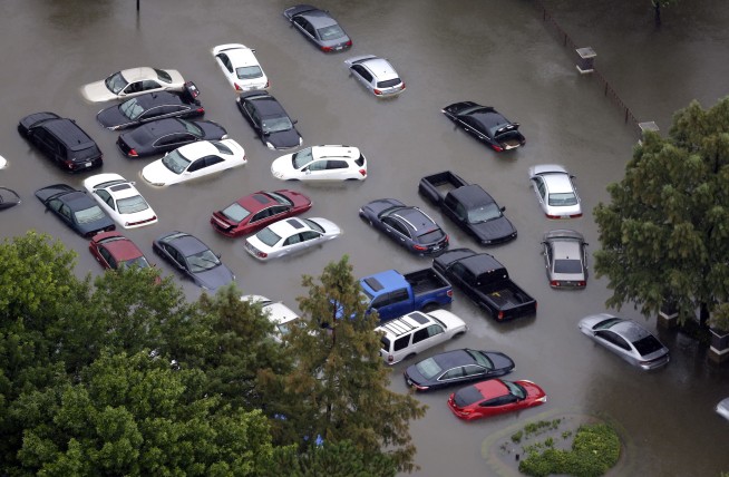 US auto sales fall even with strong sales of SUVs and trucks