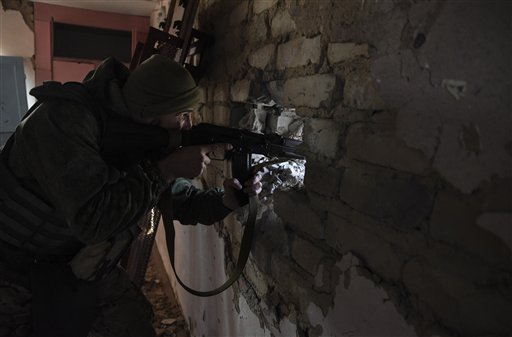 Clashes rage in Ukrainian town, making mockery of truce