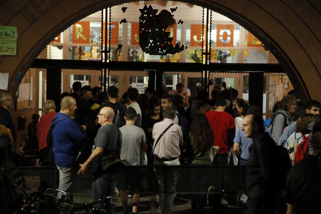 Spanish police fire rubber bullets near Catalan voting site