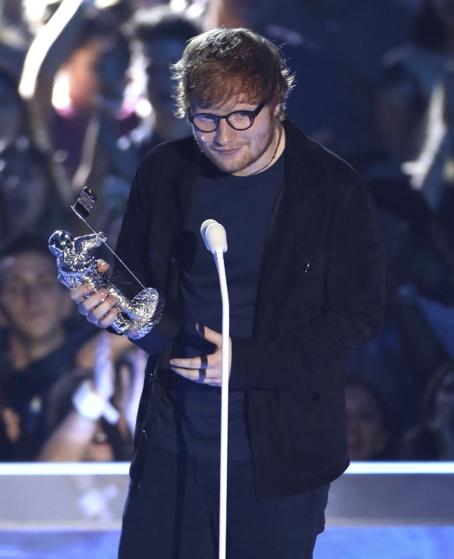 MTV VMAs full of emotional, political moments; Lamar wins 6