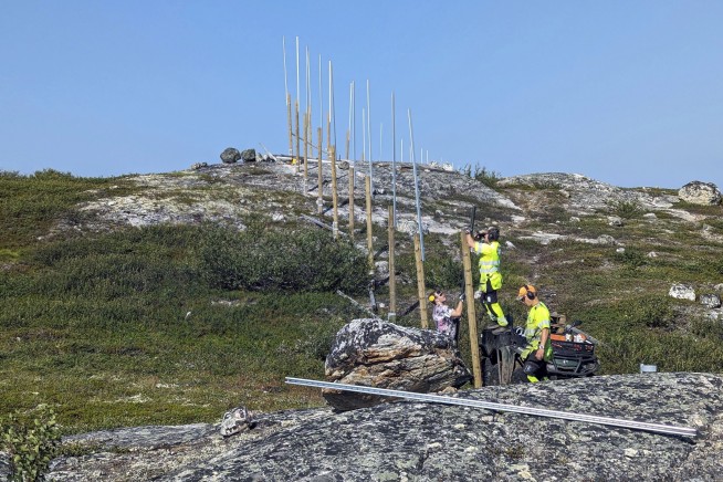 Norway is rebuilding a reindeer fence at the border to stop the animals' costly strolls into Russia