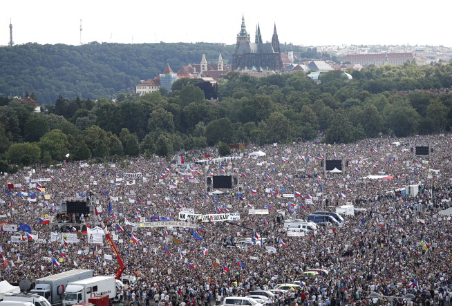 Crowd at huge Prague rally says Czech democracy is at risk