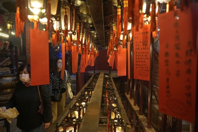 On Lunar New Year, Chinese offer prayers at temples