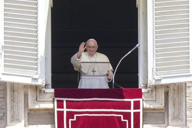 Pope denies resignation rumors, hopes to visit Kyiv, Moscow