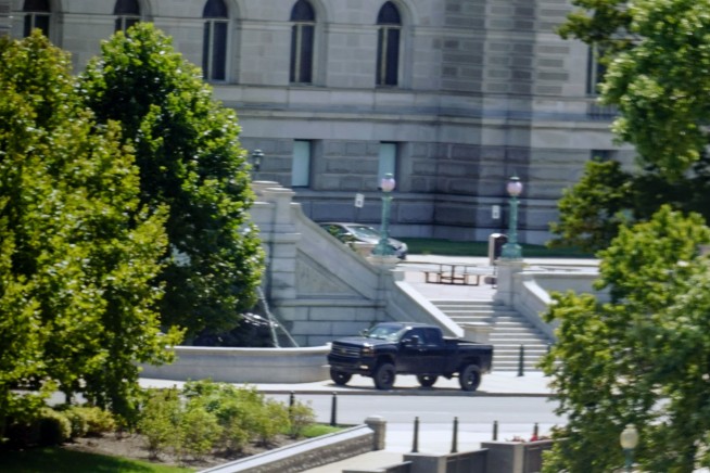 Man surrenders after claiming to have bomb near US Capitol