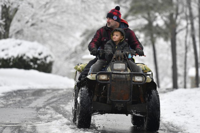 Snow exits South, marches toward Northeast