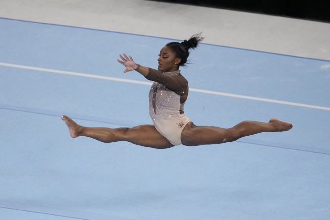 Simone Biles cruises to 9th national title and gives Olympic champ Sunisa Lee a boost along the way