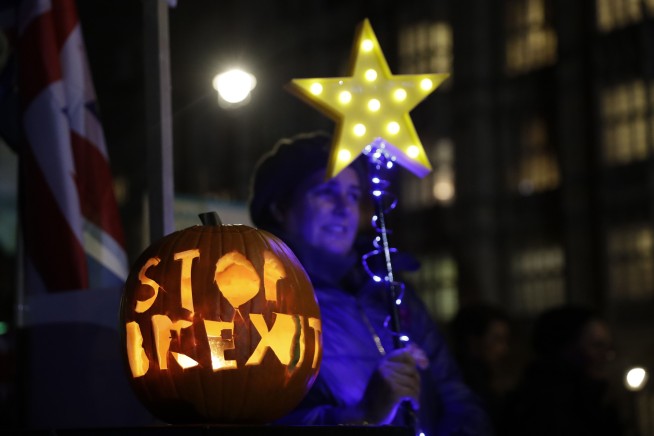 Brexit ballot: UK lawmakers back December 12 election