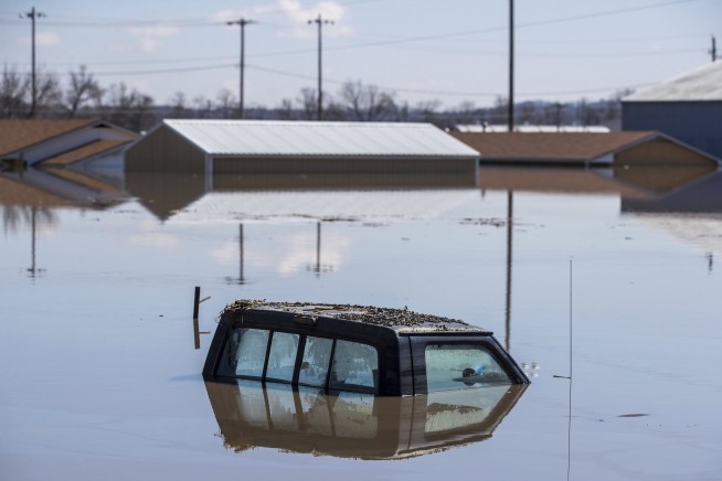 Flooded Iowa communities surviving with trucked-in water