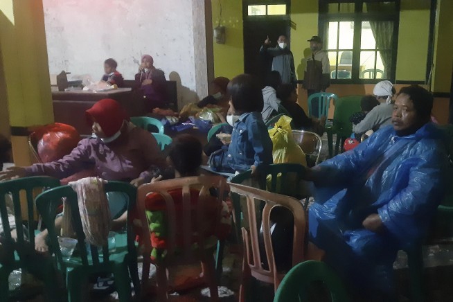 Indonesia's volcano spews ash, gas; 1 dead, dozens hurt