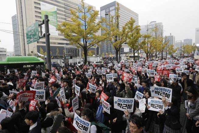 Thousands of protesters demand that SKorea's president quit