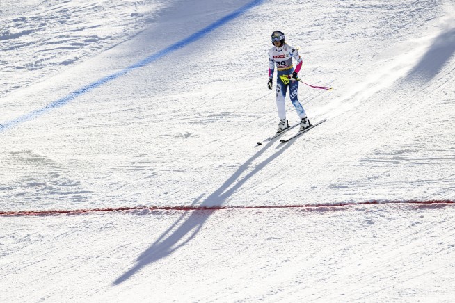 Lindsey Vonn hooks a gate with her arm and doesn't finish her opening race at skiing worlds