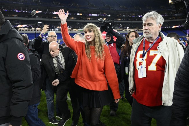 Taylor Swift greets Super Bowl-bound Travis Kelce with a kiss after Chiefs win the AFC title game