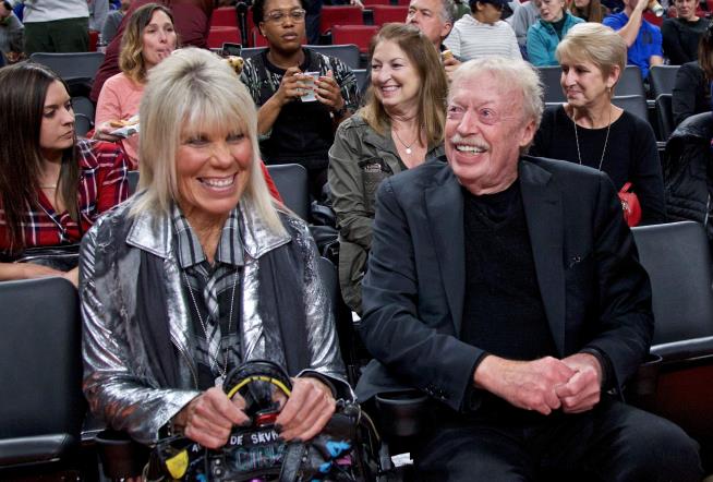 Phil and Penny Knight's donation tops the Chronicle of Philanthropy's list of 2025's biggest gifts