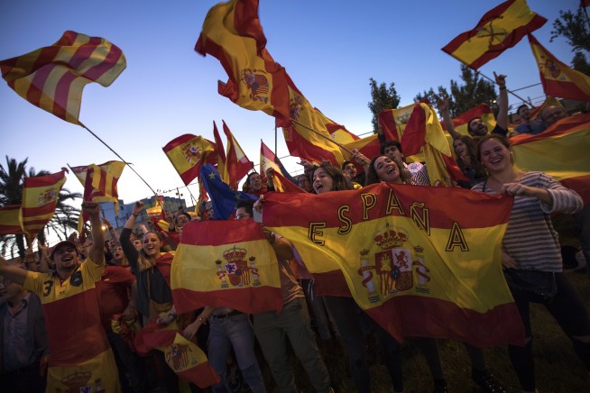 The Latest: Tens of thousands call for Spanish unity