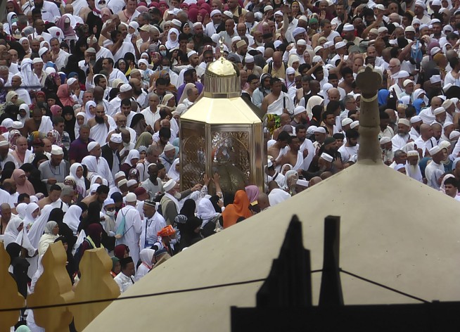 Saudi Arabia halts pilgrimages over virus; Iran cases spike
