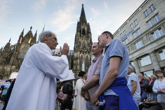 Pope approves blessings for same-sex couples that must not resemble marriage