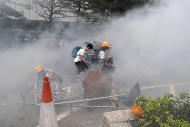 Hong Kong police fire tear gas, rubber bullets at protesters