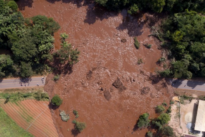 9 dead, search for 300 missing after Brazil dam collapse
