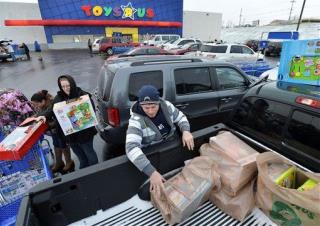 Woman Pays $20K in Others' Layaway Costs at Toys 'R' Us