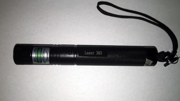 3 Pilots Injured at LaGuardia by Guy With Laser Pointer