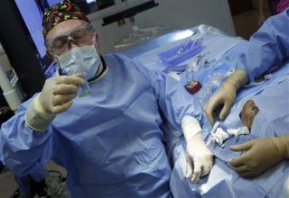Guy Volunteers for World's First Head Transplant