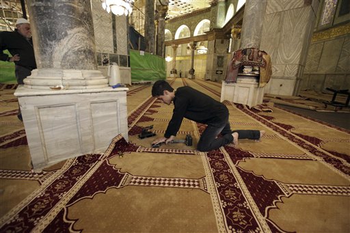 Jews, Muslims Bicker Over New Carpet in Jerusalem Shrine