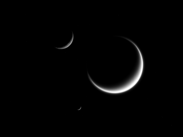 3 Crescent Moons Put on Sky Show in Rare Photo