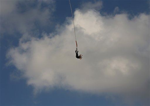 17-Year-Old Dies in Bungee-Jumping Accident