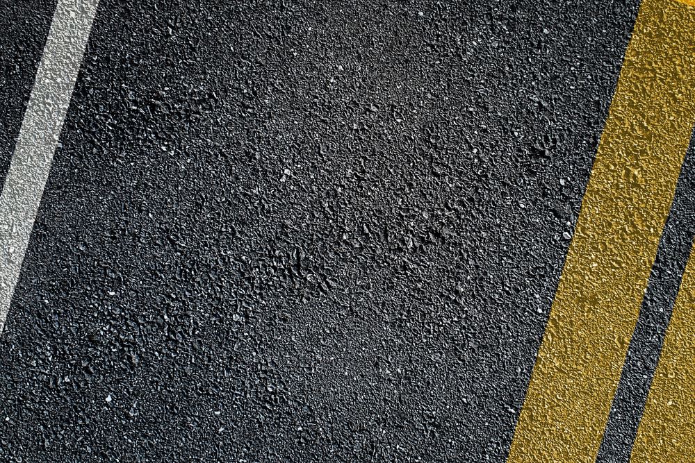 Поверхность асфальта. На черном асфальте желтый лист. Дорожная разметка арт. Дорогая поверхность. Road surface