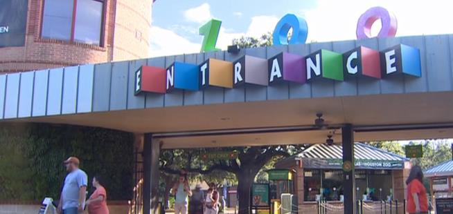 Houston Makes Zoo Take Down 'No Guns' Signs